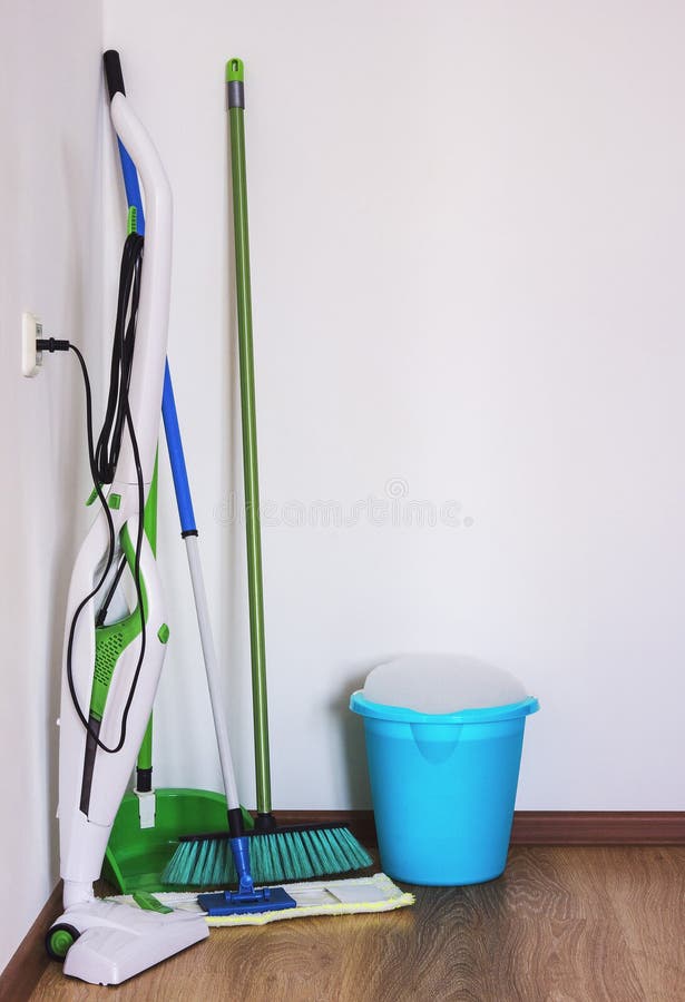 Um aspirador de p30, um espanador e uma vassoura imagem de stock Um aspirador de p30, um espanador e uma vassoura imagem de stock