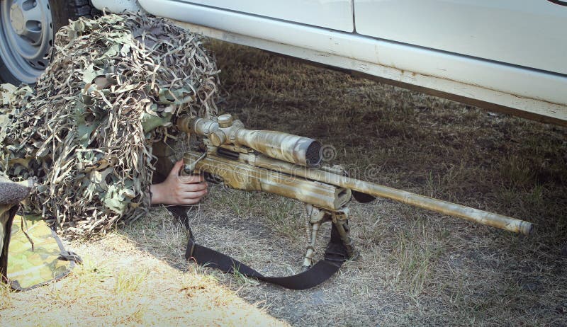 Atirador Furtivo Camuflado Na Floresta Foto de Stock - Imagem de armado,  infantaria: 148202288