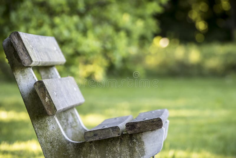 Um banco de parque só imagens de stock Um banco de parque só imagens de stock