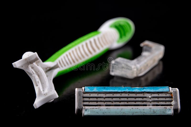 Um barbeador usado velho do cabelo Acessórios pessoais do uso em uma tabela escura fotografia de stock royalty free Um barbeador usado velho do cabelo Acessórios pessoais do uso em uma tabela escura fotografia de stock royalty free