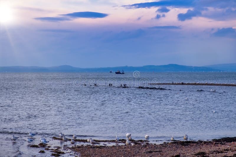 Um barco de pesca em Clyde Waters frio de Largs em Escócia fotos de stock Um barco de pesca em Clyde Waters frio de Largs em Escócia fotos de stock
