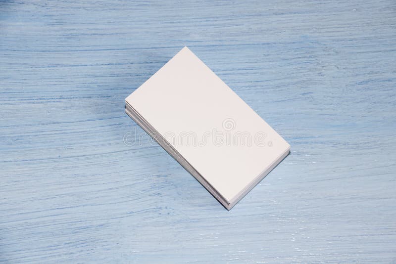 Um bloco de cartões encontra-se no fundo azul foto de stock royalty free Um bloco de cartões encontra-se no fundo azul foto de stock royalty free
