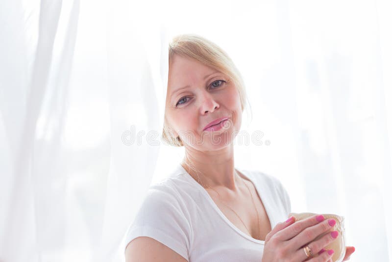 Um café bebendo da mulher superior ativa em casa imagem de stock royalty free Um café bebendo da mulher superior ativa em casa imagem de stock royalty free