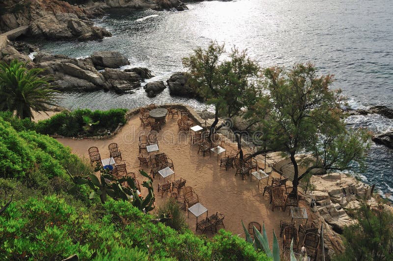 Um café pequeno que negligencia o mar fotos de stock Um café pequeno que negligencia o mar fotos de stock