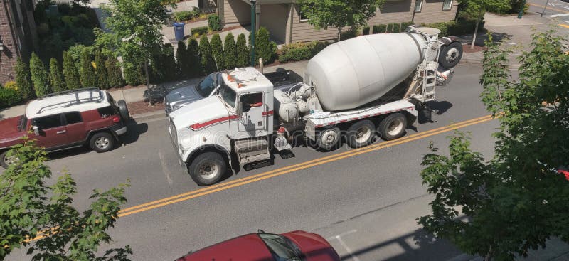 Um camião betoneira num dia soalheiro fotos de stock royalty free