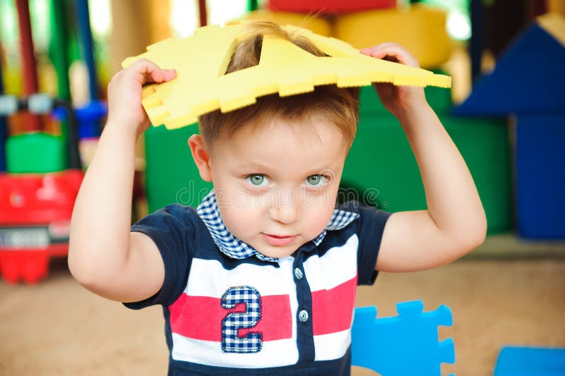 Bolas coloridas em um campo de jogo interno infantil