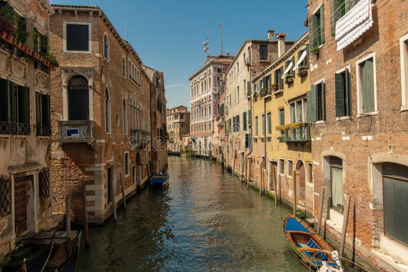 Um canal pequeno em Veneza, It?lia imagens de stock Um canal pequeno em Veneza, It?lia imagens de stock