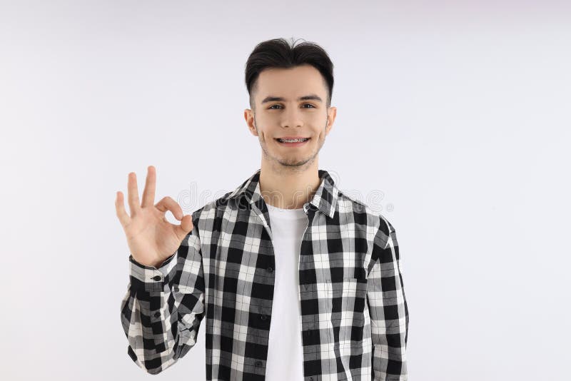 Um cara atraente na camisa em fundo branco fotos de stock