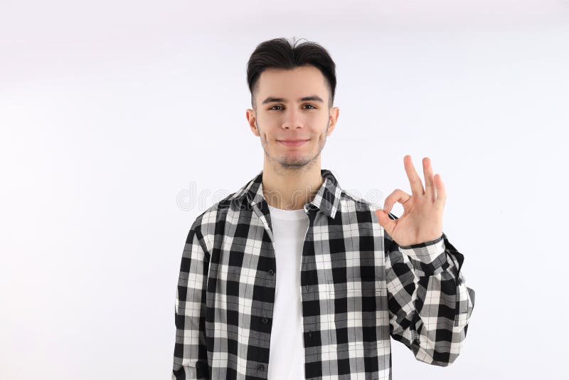 Um cara atraente na camisa em fundo branco fotografia de stock royalty free