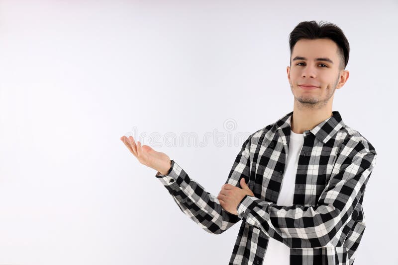 Um cara atraente na camisa em fundo branco foto de stock