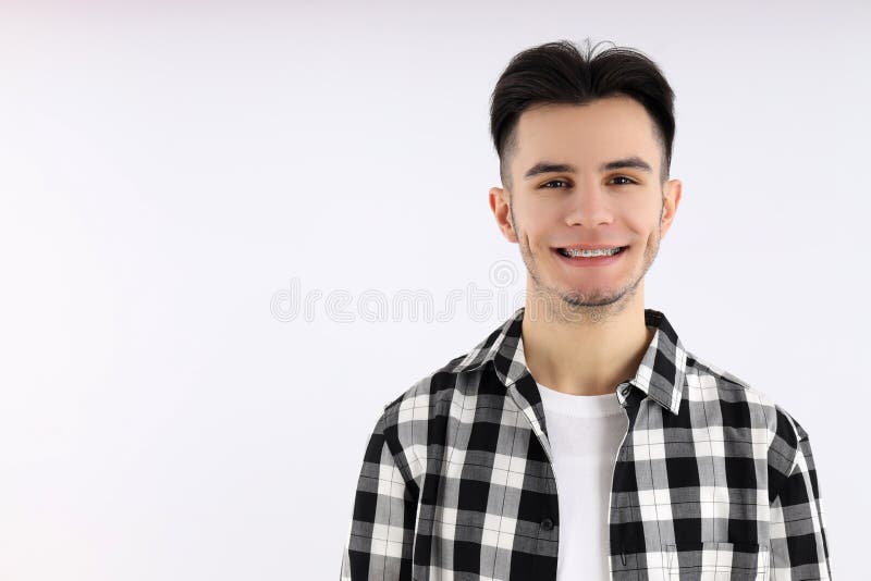 Um cara atraente na camisa sobre fundo branco imagens de stock royalty free