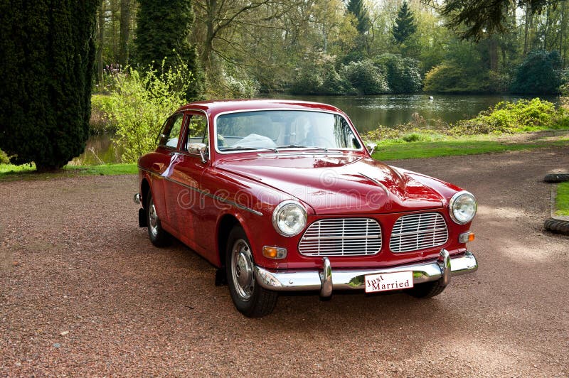 Um carro antigo vermelho imagens de stock