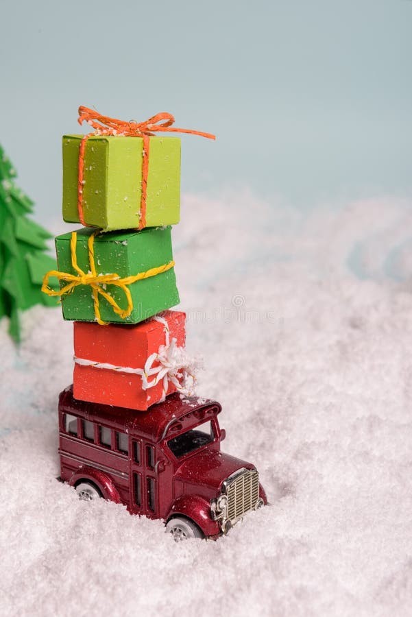 um carro de brinquedo traz presentes sob a árvore de Natal à neve ver a partir de cima espaço de cópia fotos de stock um carro de brinquedo traz presentes sob a árvore de Natal à neve ver a partir de cima espaço de cópia fotos de stock