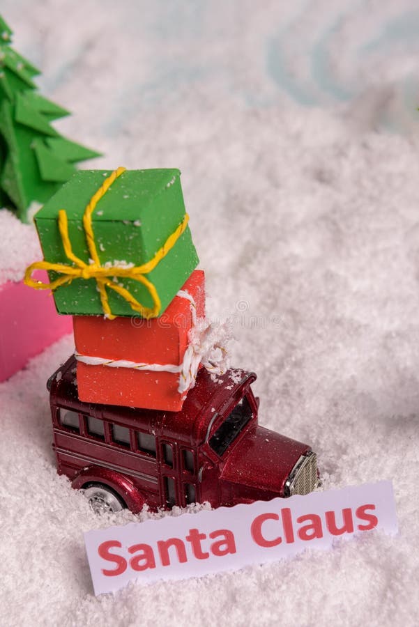 um carro de brinquedo traz presentes sob a árvore de Natal à neve ver a partir de cima espaço de cópia imagem de stock um carro de brinquedo traz presentes sob a árvore de Natal à neve ver a partir de cima espaço de cópia imagem de stock