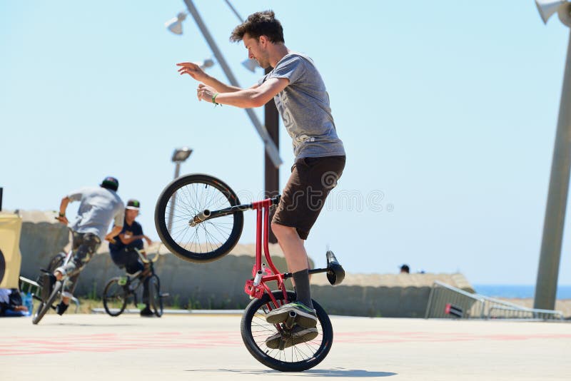 Um Cavaleiro Profissional Na Competição De FMX (motocross Do Estilo Livre)  Em Jogos Extremos De Barcelona Dos Esportes De LKXA Imagem de Stock  Editorial - Imagem de cruz, esporte: 44154379