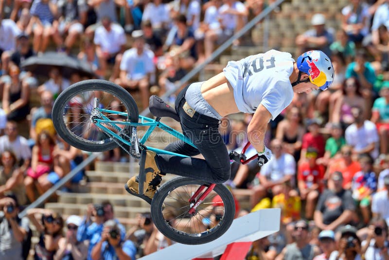 Um Cavaleiro Profissional Na Competição De FMX (motocross Do Estilo Livre)  Em Jogos Extremos De Barcelona Dos Esportes De LKXA Fotografia Editorial -  Imagem de transporte, livre: 57502362