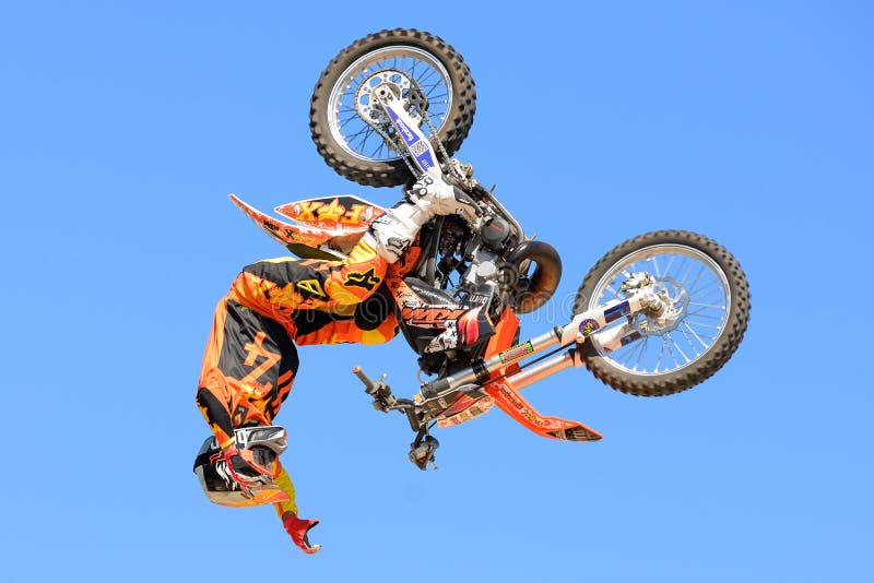 Um cavaleiro profissional na competição de FMX (motocross do estilo livre) em jogos extremos de Barcelona dos esportes de LKXA imagens de stock royalty free Um cavaleiro profissional na competição de FMX (motocross do estilo livre) em jogos extremos de Barcelona dos esportes de LKXA imagens de stock royalty free