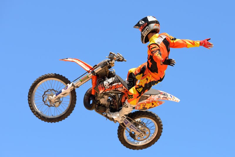 Um cavaleiro profissional na competição de FMX (motocross do estilo livre) em jogos extremos de Barcelona dos esportes de LKXA fotografia de stock Um cavaleiro profissional na competição de FMX (motocross do estilo livre) em jogos extremos de Barcelona dos esportes de LKXA fotografia de stock
