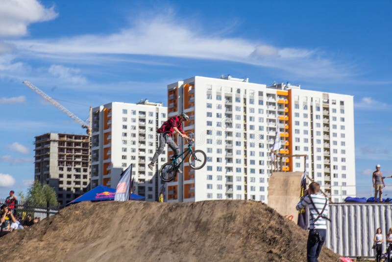 Um ciclista executa um truque imagem de stock
