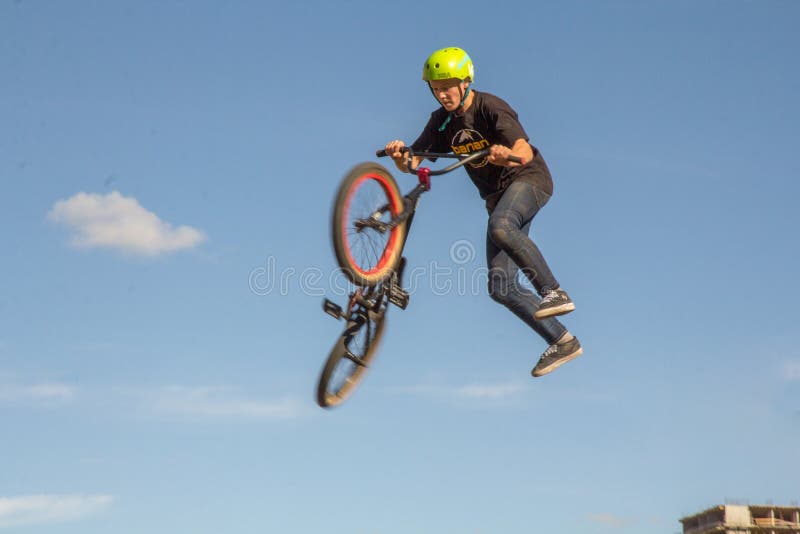 Um ciclista executa um truque fotografia de stock