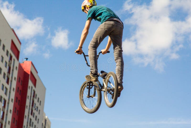 Um ciclista executa um truque foto de stock royalty free