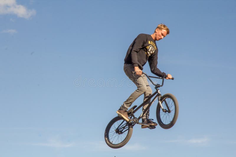 Um ciclista executa um truque foto de stock