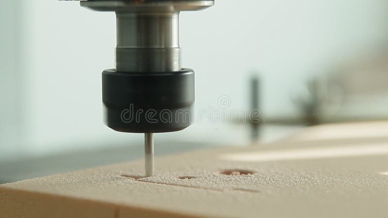 Um close-up do trabalho da máquina de perfuração