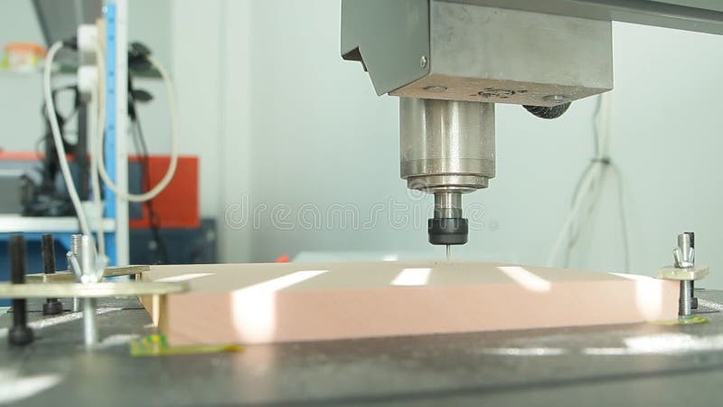 Um close-up do trabalho da máquina de perfuração