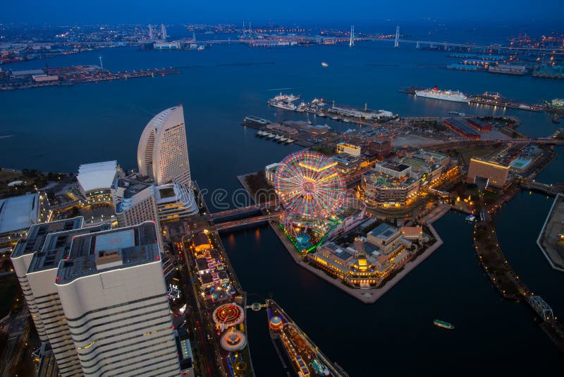 Um colorido da opinião superior da noite da arquitetura da cidade de Yokohama foto de stock Um colorido da opinião superior da noite da arquitetura da cidade de Yokohama foto de stock