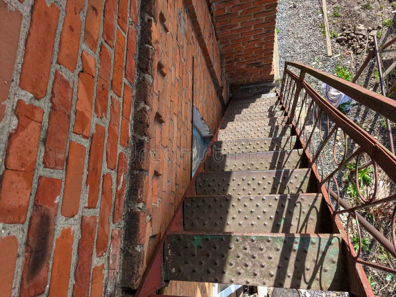 Um conjunto de escadas que levam a um edifício de tijolos fotografia de stock royalty free