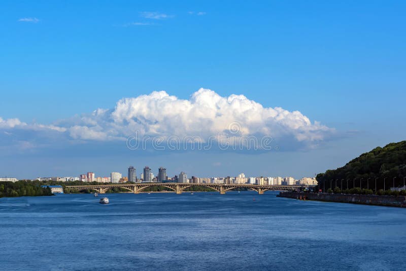Um conjunto de nuvens sobre a cidade contra um céu e um rio claros fotos de stock Um conjunto de nuvens sobre a cidade contra um céu e um rio claros fotos de stock