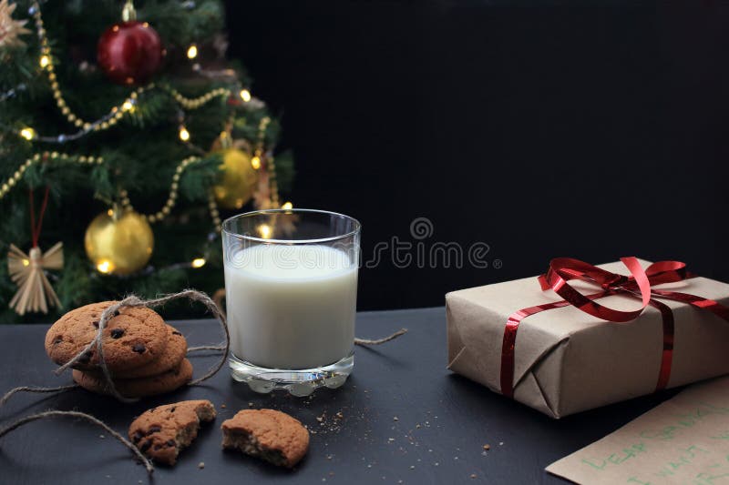 Um Copo De Leite, Biscoitos Com Chocolate E Migalhas No Fundo De Uma árvore De Natal Decorada Uma Carta Para O Papai Noel E Uma E Foto de Stock - Imagem de Um Copo De Leite, Biscoitos Com Chocolate E Migalhas No Fundo De Uma árvore De Natal Decorada Uma Carta Para O Papai Noel E Uma E Foto de Stock - Imagem de