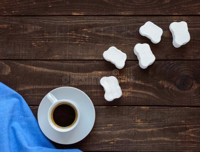 Uma Xícara De Café E Marshmallows Com As Morangos Frescas Em Espetos Foto  de Stock - Imagem de sobremesa, quente: 72783746