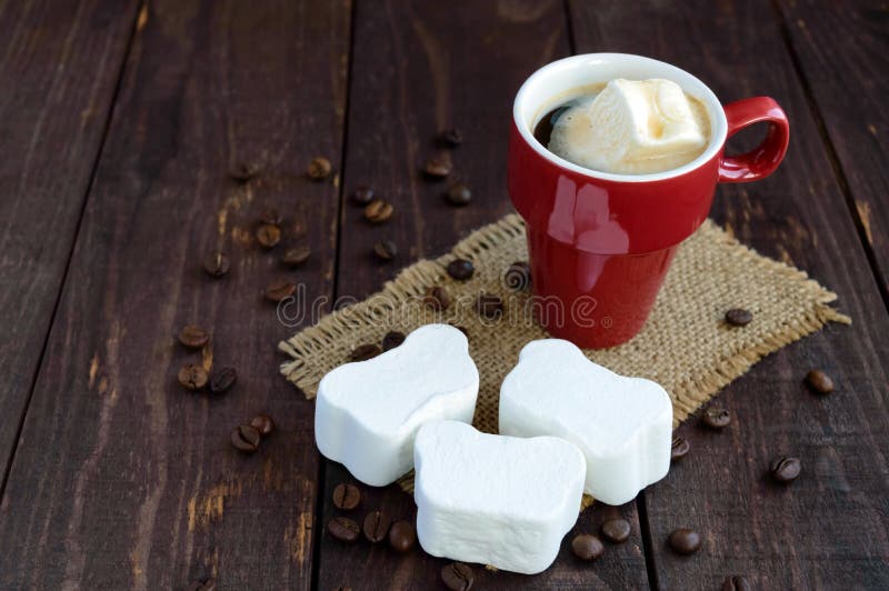 Uma Xícara De Café E Marshmallows Com As Morangos Frescas Em Espetos Foto  de Stock - Imagem de sobremesa, quente: 72783746