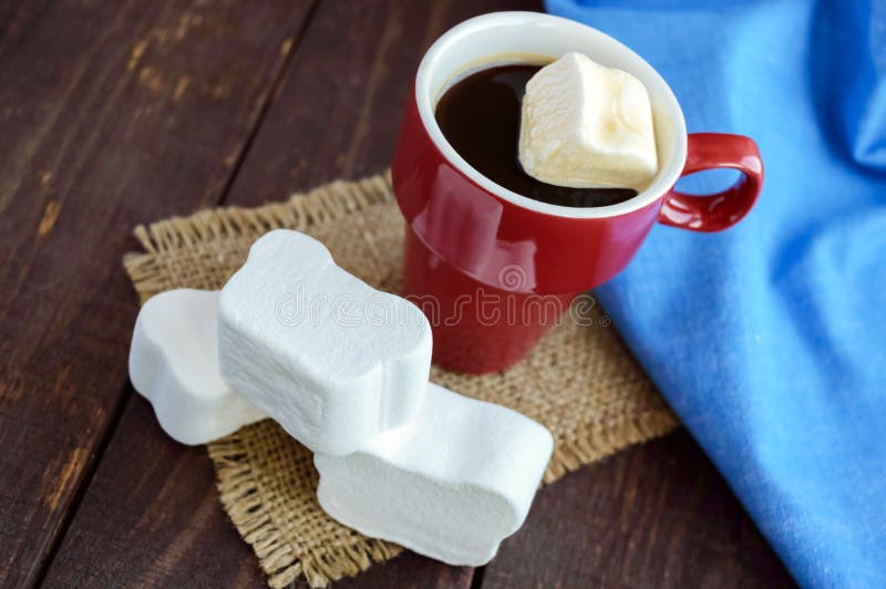 Uma Xícara De Café E Marshmallows Com As Morangos Frescas Em Espetos Foto  de Stock - Imagem de sobremesa, quente: 72783746