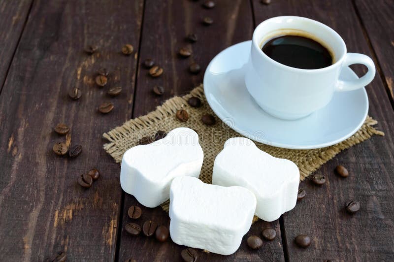 Uma Xícara De Café E Marshmallows Com As Morangos Frescas Em Espetos Foto  de Stock - Imagem de sobremesa, quente: 72783746