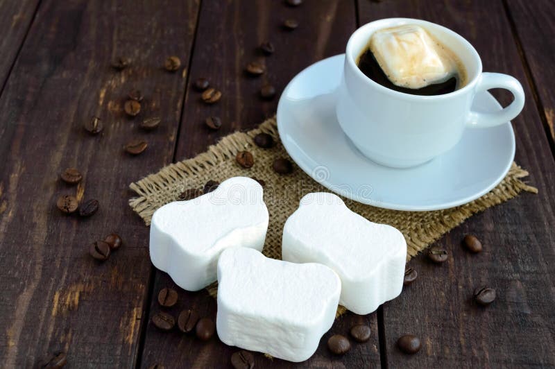 Uma Xícara De Café E Marshmallows Com As Morangos Frescas No Espeto Imagem  de Stock - Imagem de delicioso, fundo: 72783747