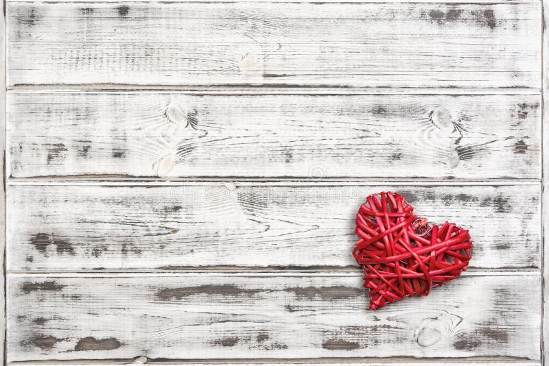 Um coração vermelho grande no fundo de placas de madeira, dia do ` s do Valentim, o feriado do amor imagem de stock Um coração vermelho grande no fundo de placas de madeira, dia do ` s do Valentim, o feriado do amor imagem de stock