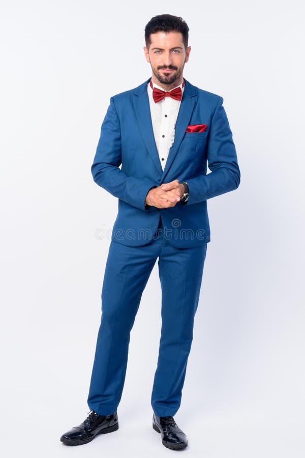 Um corpo inteiro de jovem homem de negócios com barba bonito, de terno azul