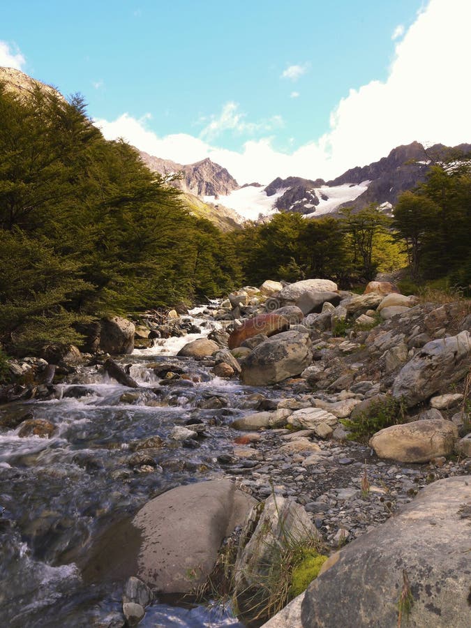 Um córrego glacial rochoso no Patagonia Argentina foto de stock Um córrego glacial rochoso no Patagonia Argentina foto de stock