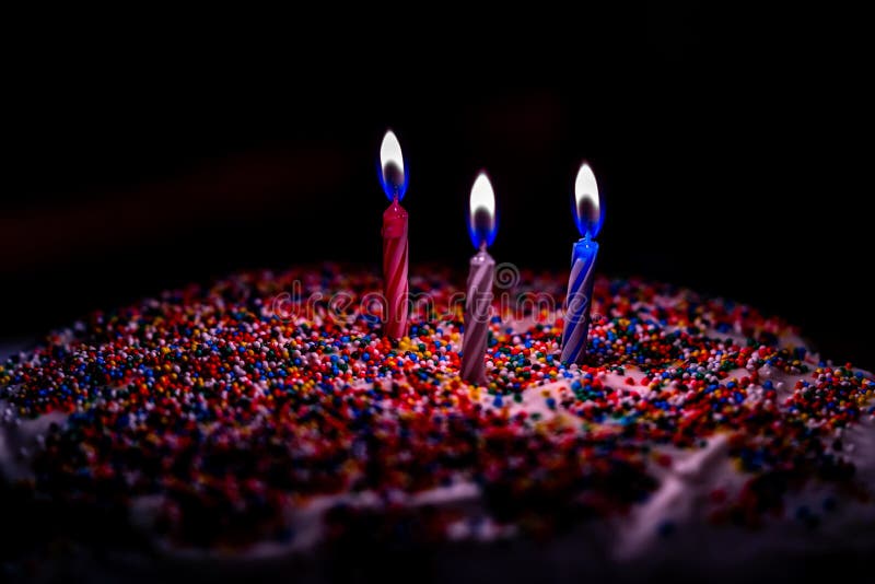 Um delicioso bolo de aniversário fotos de stock Um delicioso bolo de aniversário fotos de stock