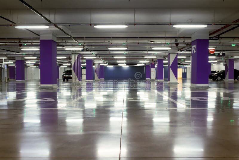 Um estacionamento subterrâneo de carro