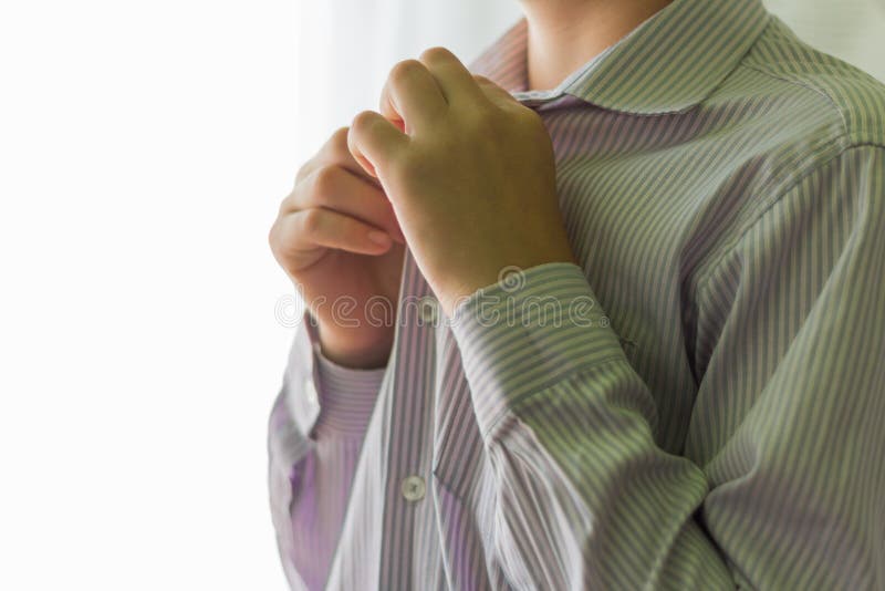 A high school student or student zips his shirt, going to go to school for lessons. A high school student or student zips his shirt, going to go to school for lessons.