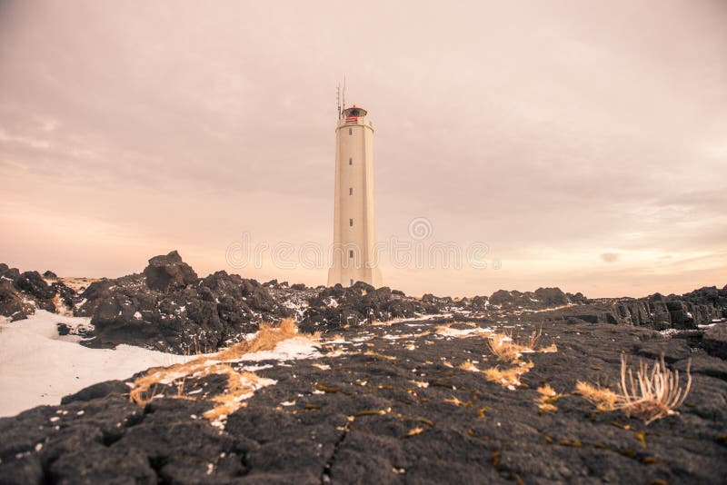 Um farol alto em Islândia fotografia de stock royalty free Um farol alto em Islândia fotografia de stock royalty free