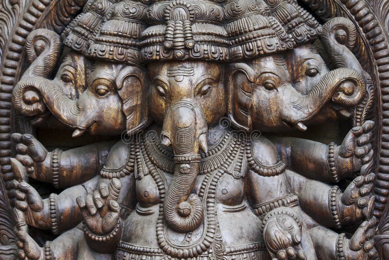 Um fim acima do cinzelado wodden Ganesha com muitos detalhes