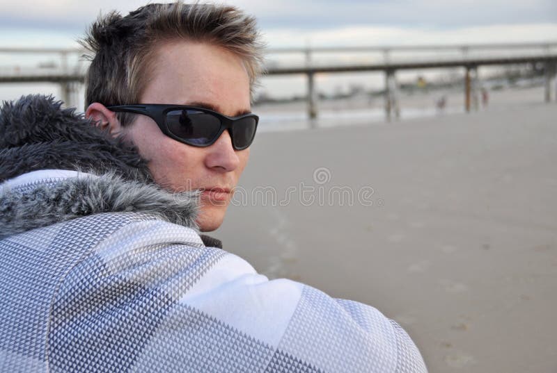 Do tempo homem novo para fora - apenas no Sandy Beach branco fotografia de stock royalty free Do tempo homem novo para fora - apenas no Sandy Beach branco fotografia de stock royalty free