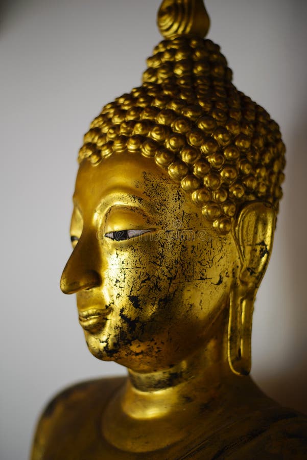 Um fim acima do tiro de uma estátua dourada bonita de buddha no templo de Wat Pho em Banguecoque, Tailândia imagens de stock Um fim acima do tiro de uma estátua dourada bonita de buddha no templo de Wat Pho em Banguecoque, Tailândia imagens de stock