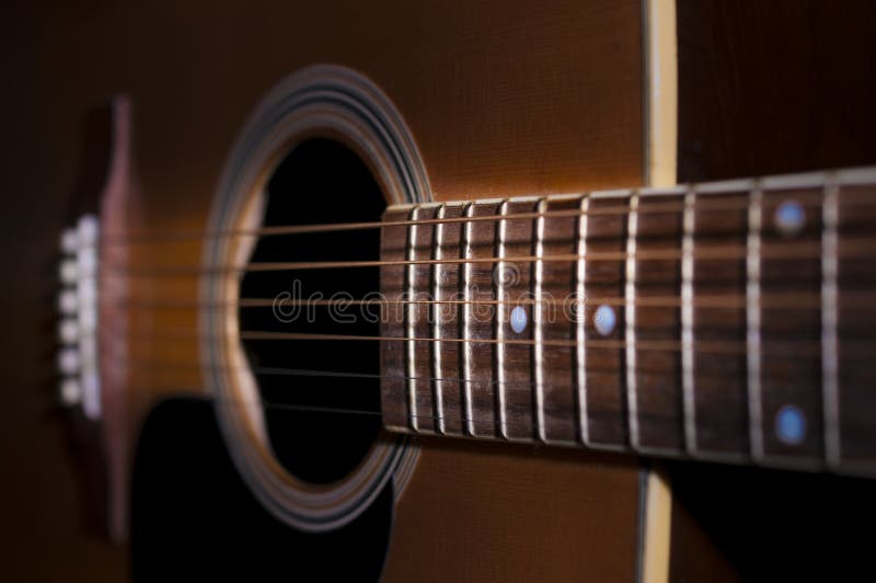Um fim mesmo acima do tiro de uma guitarra acústica imagens de stock royalty free Um fim mesmo acima do tiro de uma guitarra acústica imagens de stock royalty free