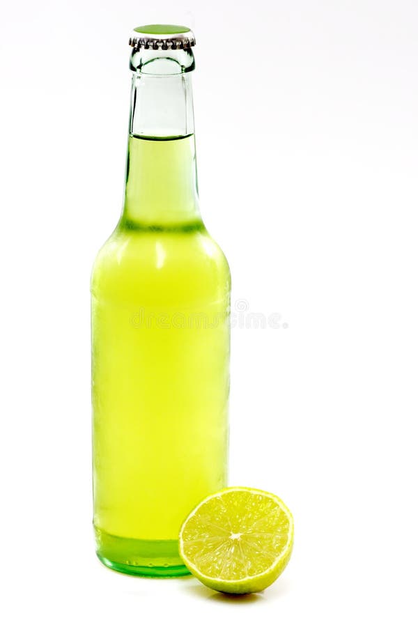 Um frasco da cerveja com um cal imagens de stock royalty free Um frasco da cerveja com um cal imagens de stock royalty free