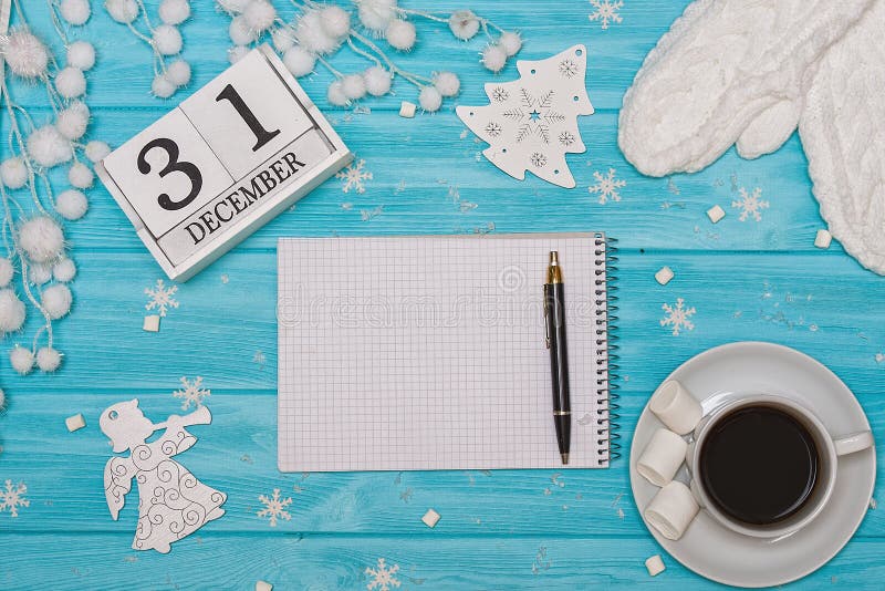 Um fundo de madeira com decorações do Natal Cartão do Xmas Ano novo, conceito dos feriados Um copo do café quente com marshmallow fotos de stock Um fundo de madeira com decorações do Natal Cartão do Xmas Ano novo, conceito dos feriados Um copo do café quente com marshmallow fotos de stock